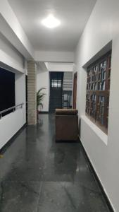 ein Wohnzimmer mit einer Couch in einem Zimmer in der Unterkunft Hill View Residence in Sringeri