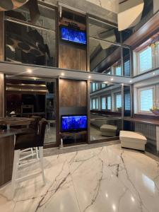 Televízia a/alebo spoločenská miestnosť v ubytovaní DeLuxury Mirror Apartament Centrum