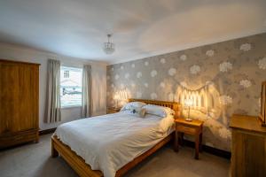 En eller flere senge i et værelse på Acorn Apartment 1