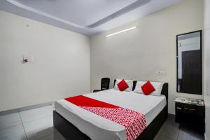 Una cama o camas en una habitación de Hotel O Vara Residency