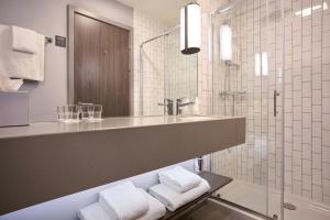 Un baño de Moxy Dublin City 37 fotos más