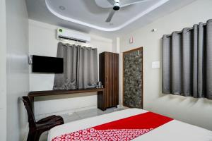 Una cama o camas en una habitación de Hotel O Vara Residency 21 fotos más