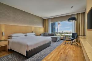 Postel nebo postele na pokoji v ubytování Renaissance Kuala Lumpur Hotel & Convention Centre