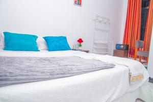 En eller flere senge i et værelse på Quiet One Bedroom Apartment