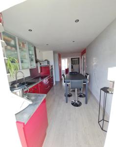 O bucătărie sau chicinetă la Appartement VANILLE
