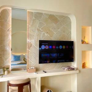 TV a/nebo společenská místnost v ubytování Fulton Villa Alexandria 2BR