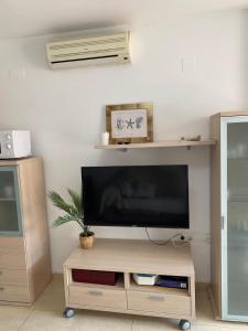 TV a/nebo společenská místnost v ubytování Encantador apartamento con terraza en la Playa de Moncófar
