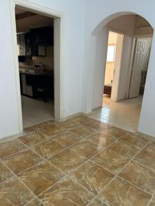 ein Wohnzimmer mit Fliesenboden und eine Küche in der Unterkunft مسرة in Quai