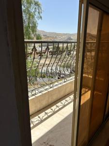 Blick aus dem Fenster eines Balkons in der Unterkunft مسرة in Quai