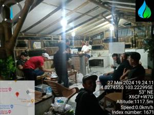 Eine Gruppe von Menschen in einem Raum mit einer Gruppe von Menschen in der Unterkunft Azalea2 in Bumiagung + 1 Foto