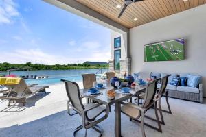 Un comedor con mesa y sillas y un televisor. en Blue Horizon Retreat with Concierge Services, en Kingsland