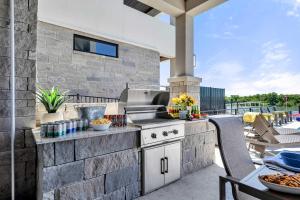 cocina al aire libre con fogones y mesa en Blue Horizon Retreat with Concierge Services, en Kingsland 48 fotos más