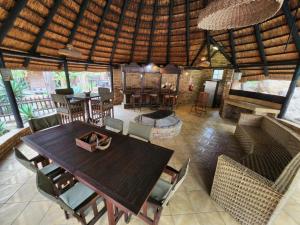 sala de estar de planta abierta con mesa y sillas en Leopard Rock Guest Lodge, en Mica
