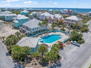 una vista aerea di un resort con piscina di C'est La Vie a Gulf Shores