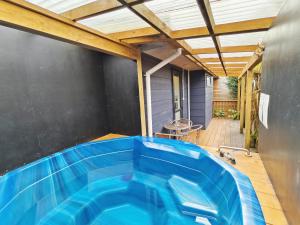 Bazén v ubytování Parakai Geothermal Motel nebo v jeho okolí