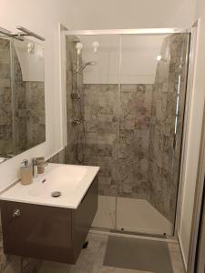 y baño con ducha, lavamanos y ducha. en Casetta Anna Maria, en Fasano