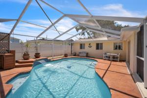 una piscina en un patio con techo en Waterfront Escape with Private Pool & Gulf Access home, en Hudson
