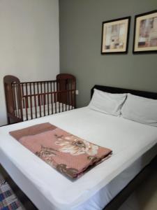 Ένα ή περισσότερα κρεβάτια σε δωμάτιο στο Homestay Batu Ferringhi