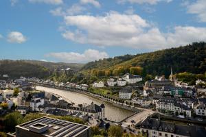 ブイヨンにあるHôtel Panorama - Vue exceptionnelle sur la Semoisの街の真ん中に川がある町