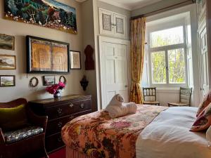 Central Apartment with parking, original art and antiquesにあるベッド