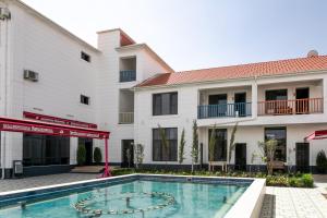 une piscine devant un bâtiment dans l'établissement Magnolia Family Boutique and Spa, à İvanovka