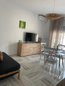 ネア・ペラモスにあるOpenSea2のリビングルーム(テレビ、テーブル、椅子付)