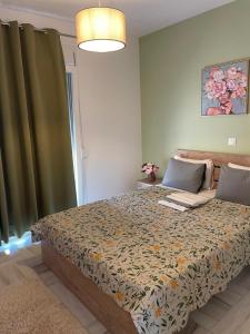 ネア・ペラモスにあるOpenSea2の部屋にベッドがある寝室 +3枚の写真