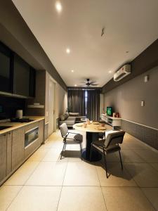 Kitchen o kitchenette sa Millerz Square Suite by Define Suite