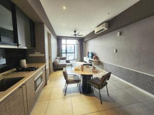 Kitchen o kitchenette sa Millerz Square Suite by Define Suite