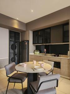 Kitchen o kitchenette sa Millerz Square Suite by Define Suite