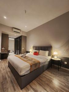 Kama o mga kama sa kuwarto sa Millerz Square Suite by Define Suite