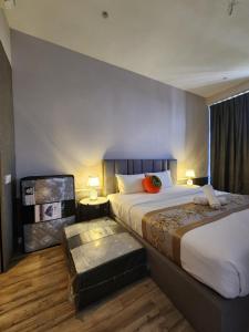 Kama o mga kama sa kuwarto sa Millerz Square Suite by Define Suite