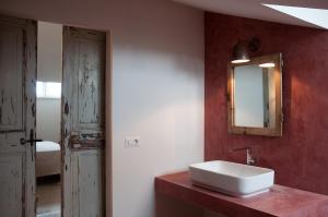 ein Badezimmer mit einem weißen Waschbecken und einem Spiegel in der Unterkunft Villa Vallecento con Giardino - Borgo Stays in Monterosi + 10 Fotos