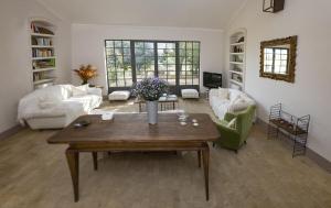 ein Wohnzimmer mit einem Couchtisch und einer Couch in der Unterkunft Villa Vallecento con Giardino - Borgo Stays in Monterosi