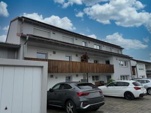 Ihrlersteinにある2-Zimmer Wohnoase in Ihrlersteinの建物前の駐車場に駐車した車2台