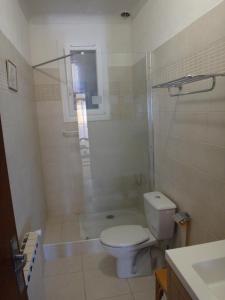 a bathroom with a toilet and a shower and a tub at La campagne in Cuers