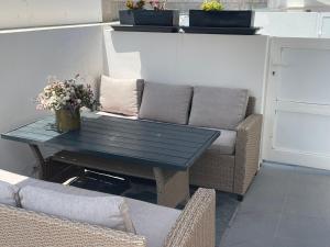 Posedenie v ubytovaní LOVELY VILLA - Pool front, private roof terrace, WIFI Fiber optic