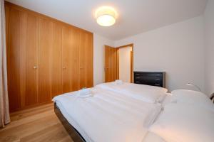 Postel nebo postele na pokoji v ubytování Casa Cresta C32 by Arosa Vacations