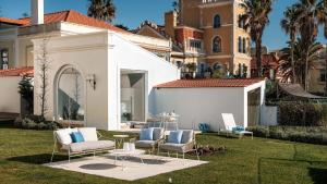 Κήπος έξω από το Oceanfront Luxury Villa in Estoril with Pool