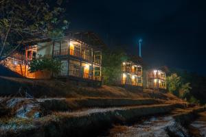 WangdiphodrangWangdue Ecolodge的夜晚山顶上的房子