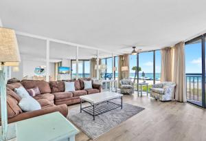una sala de estar con un sofá y una mesa en Windward 106 at Edgewater, en Panama City Beach