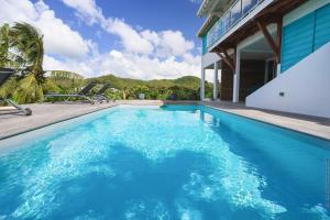Villa KANOA - T2- classé 4 étoiles - Vue Mer - Piscine - SPA内部或周边的泳池