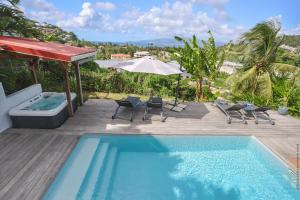 Villa KANOA - T2- classé 4 étoiles - Vue Mer - Piscine - SPA内部或周边的泳池