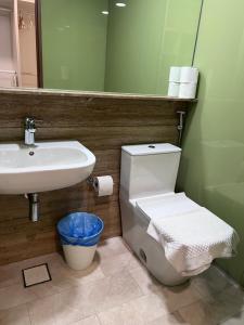 ein Badezimmer mit weißer Toilette und Waschbecken in der Unterkunft Private Room By Leisure Sky Suite KLCC in Kuala Lumpur
