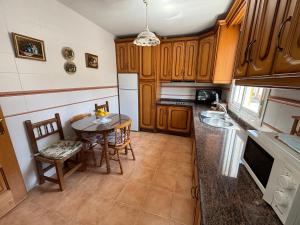 A kitchen or kitchenette at Casa Isabel