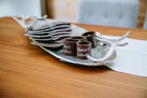 シャルニッツにあるChalet Claudiaのテーブルの上に3つのコーヒーカップが置かれた皿