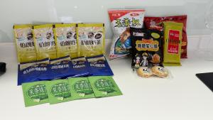 头城宜蘭頭城9453-1796的柜台上放着一些食物和零食