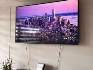 un téléviseur à écran plat accroché au mur dans l'établissement Edificio Claro Solar - Moderno Apartamento Centro Temuco 2D2B Parking, à Temuco