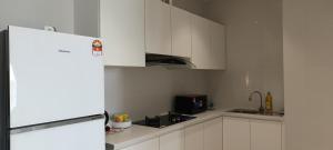 Η κουζίνα ή μικρή κουζίνα στο Jia嘉 Homestay With L Balcony at Kuching Riverine Diamond Resort
