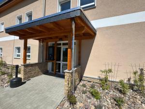 a wooden pergola on the side of a building at City Inn Schwedt in Schwedt